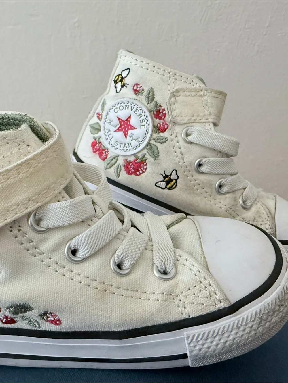 Converse Kids Cream High-Top Sneakers with Floral & Bee Embroidery